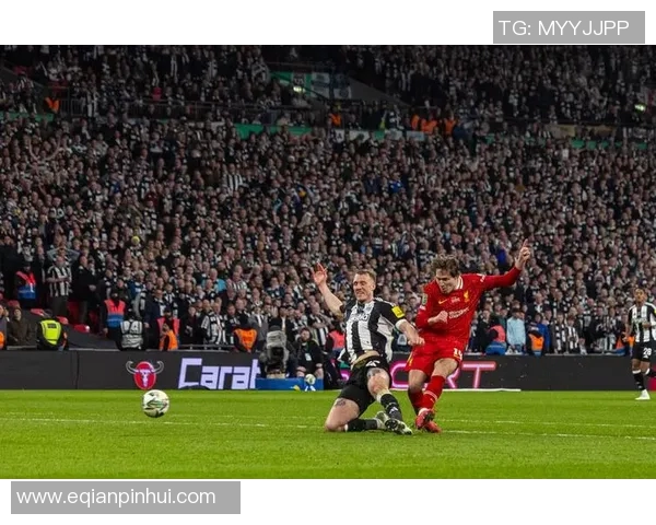 7月22日足球赛场：聚焦当日表现突出球星及其精彩瞬间解析